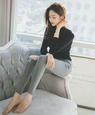 牛仔裤简单又大方，展现出俏皮感，多了几分日韩潮流的味道