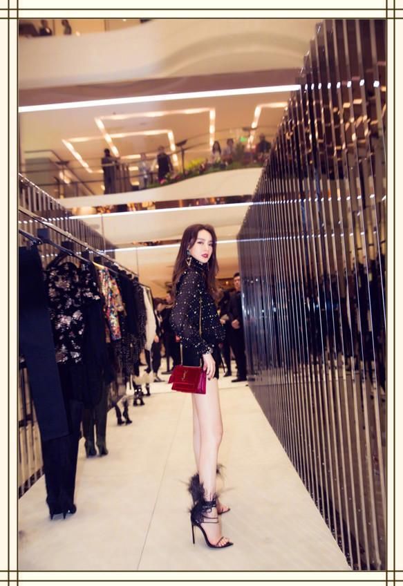 戚薇闪现机场，T恤配运动裤超休闲，但网友注意力全在她手机壳上