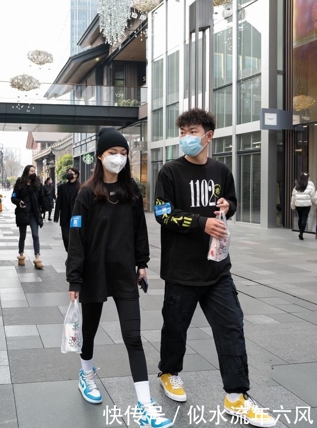 #小姐姐#潮人脚下也是一道风景线!运动鞋一年四季都很有存在感