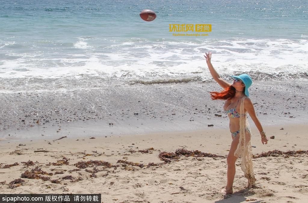 好姐妹沙滩一起大秀身材，性感加倍让人无法转移视线