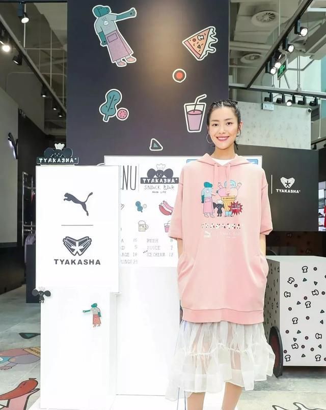 「时髦」2020春天穿“百褶裙+平底鞋”,时髦得毫不费力!