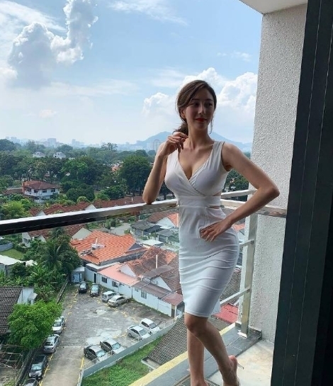 #美女#很懂得自己风格的美女,这白色紧身裙搭透明高跟鞋真好看