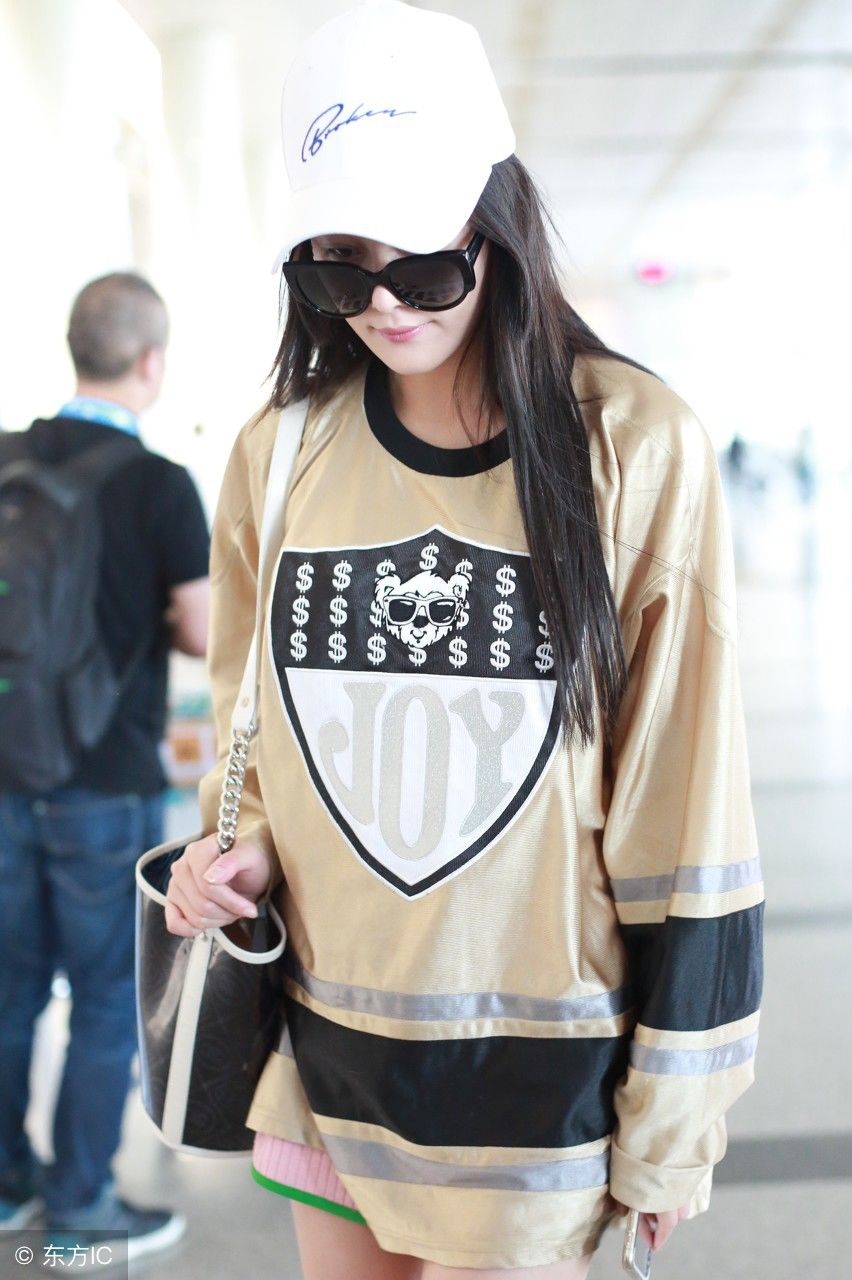 军嫂张馨予心情不错机场大秀长腿