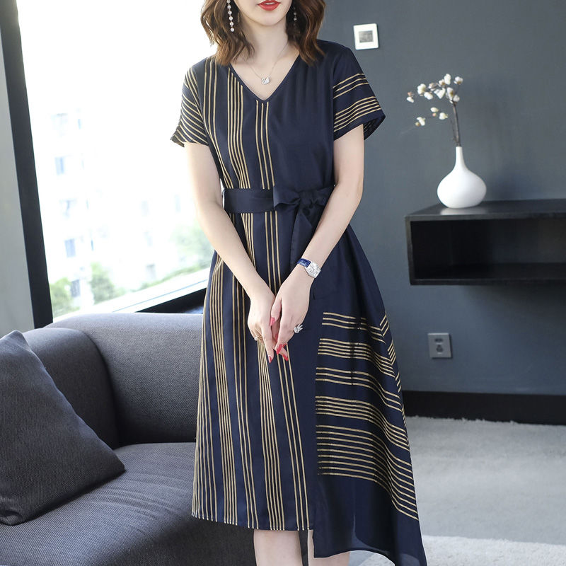 48岁老婆穿上这大牌欧货裙,美得像28岁大姑娘,气质高雅减龄