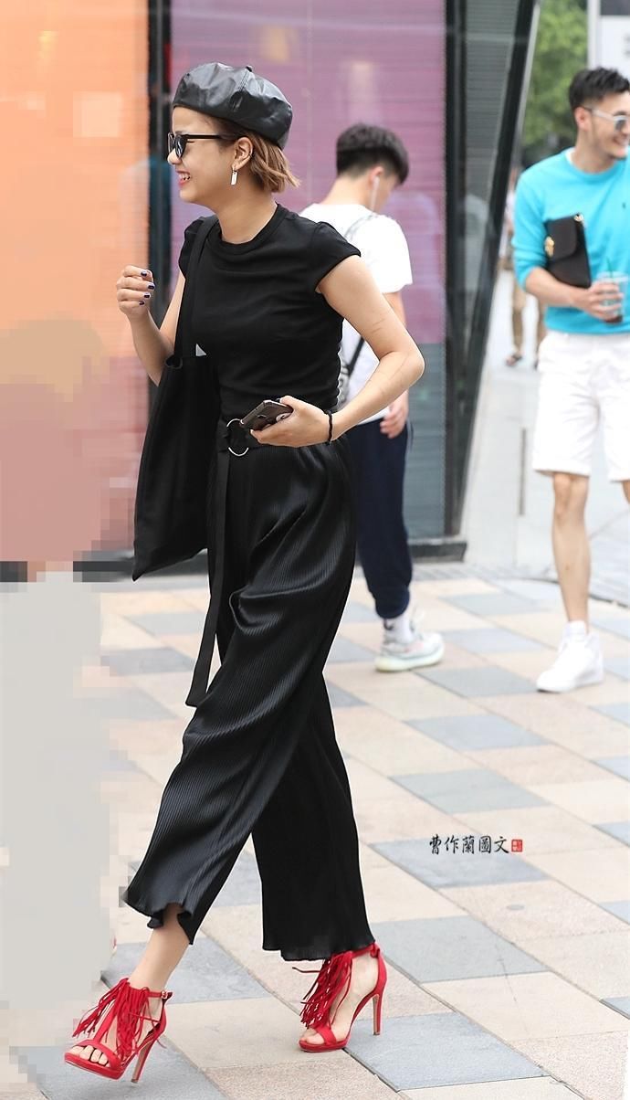 街拍:穿升级版一字带高跟鞋的美女