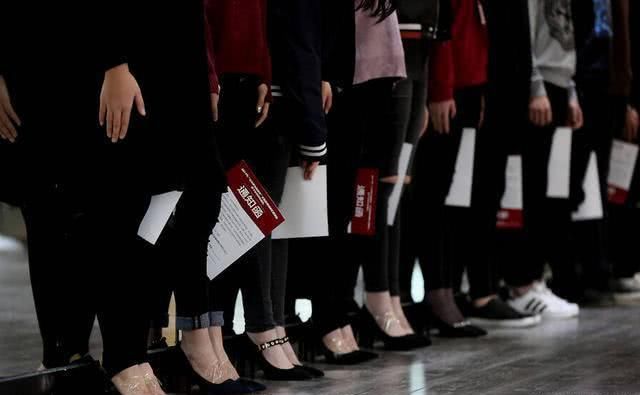  「穿上高」人们只见到女性高跟鞋的漂亮，却看不见他们以便高跟鞋有多拼