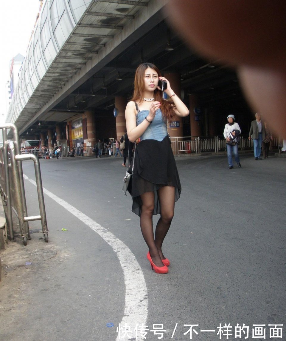 街拍：长发吊带，黑丝美女街头玩自拍，身材凹凸有致！
