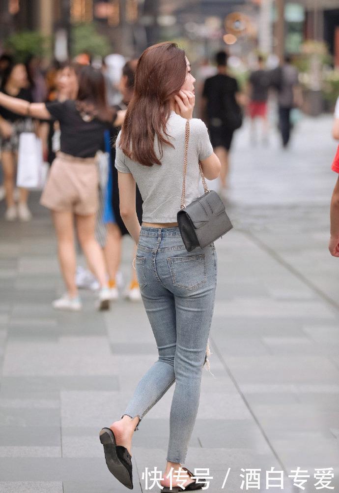  [位小姐姐]夏日选择破洞牛仔裤穿搭，清爽个性又显身材，让你的美不再低调