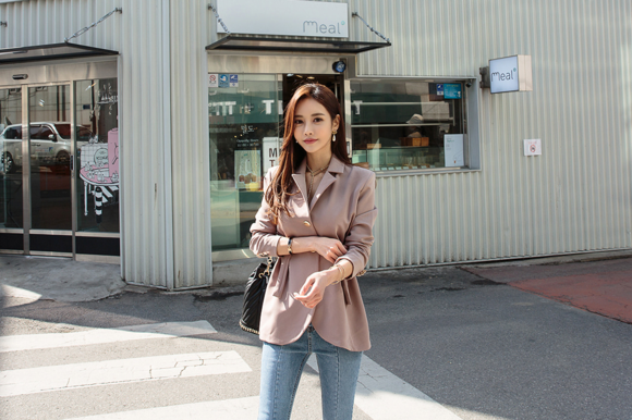 女神孙允珠，奶茶抹色花薰麦香街头小西装