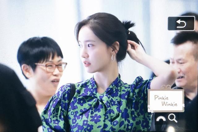 林允儿机场秀照片爆出，网友：看出来中韩明星的差距！