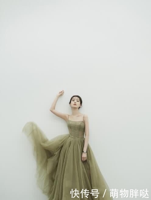 # 李一桐穿着#却敢挑战吊带抹胸裙,看到后背的裙带我懂了,李一桐只有82斤
