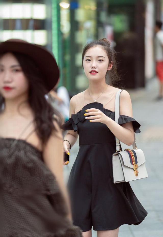  『设计』街上出现的各种裙子姑娘，就是在展示着各种美丽