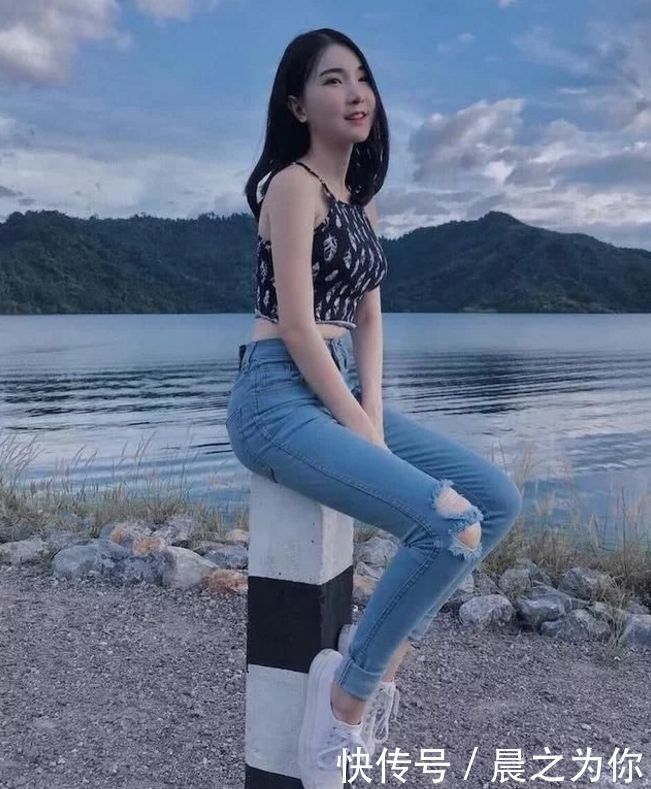  尽显|街拍：穿牛仔裤的小姐姐，彰显女神气质，尽显时尚十足魅力
