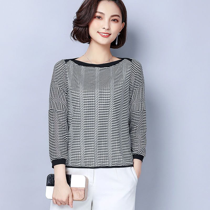 老婆一米55,但从不穿高跟鞋,穿这“小衫”+牛仔裤,显高到爆