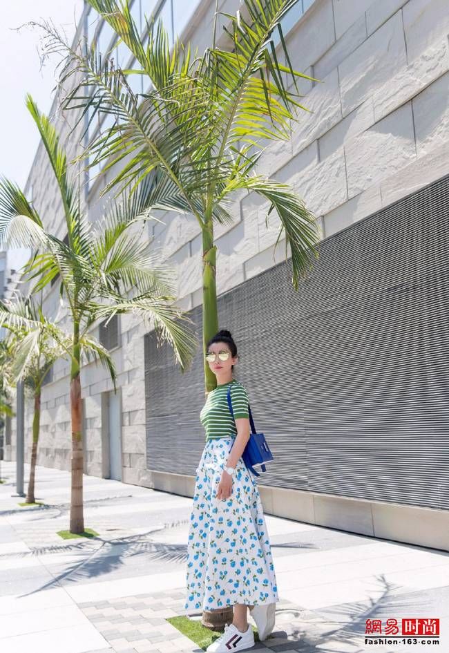 45岁李冰冰蓝玫瑰长裙配丸子头嫩成大学生