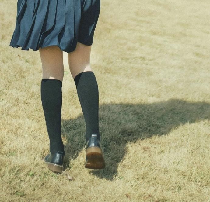 长发校服美女丝袜美腿性感写真图片