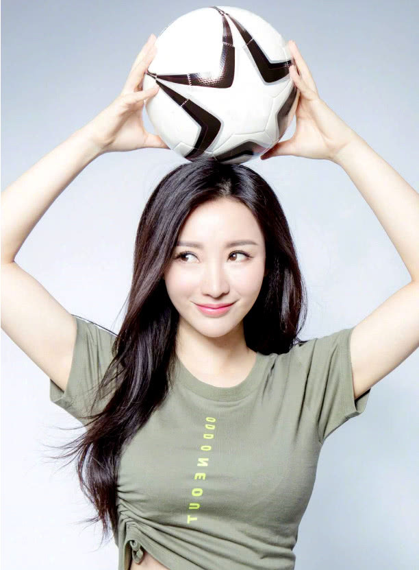 4位中国女明星足球宝贝装扮,唐嫣冷艳,柳岩俏