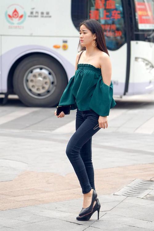 路人街拍：好清纯的长发小姐姐，吊带紧身裙秀出完美身材