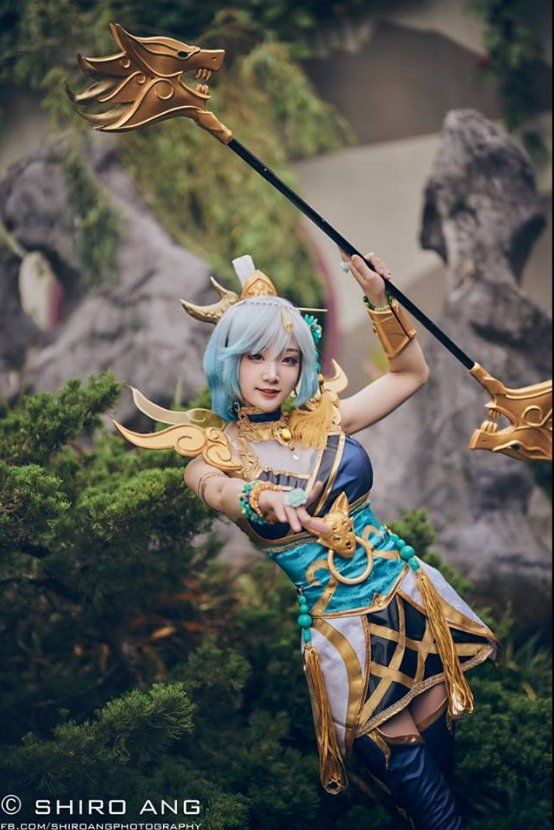 前螺旋猫成员Cos《英雄联盟》拉克丝 性感吸睛!