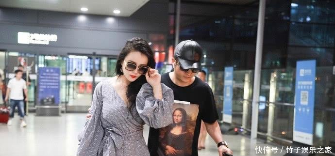 冉莹颖穿V领连体短裤, 用手捂住领口防走光, 网友: 敢穿不敢露?