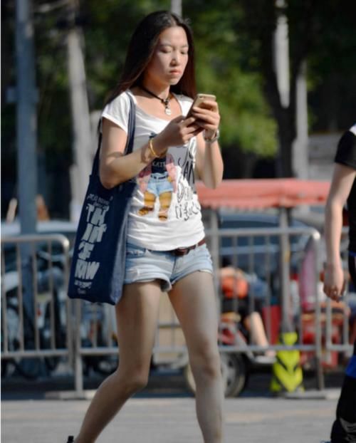  『厘米』“进圈套”的5厘米牛仔裤，最俗气的青春女神，网友：不忍直视！