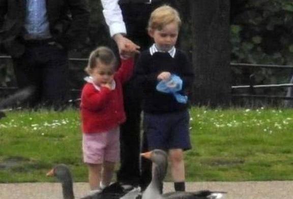 英国王室节俭的不只有凯特王妃，看看安妮公主的这件衣服，竟穿了