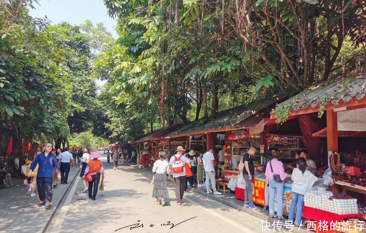 十一当天实拍广西5A级旅游景区，到处是国旗，游客并没有想象的多