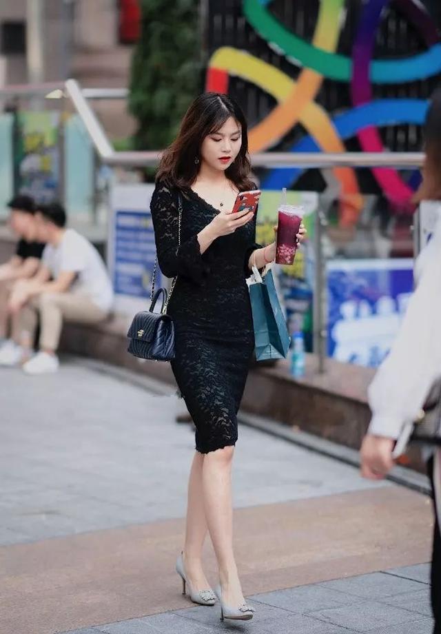 『个性』街拍：小姐姐身穿吊带连衣裙，个性的印花，显得特别的有魅力