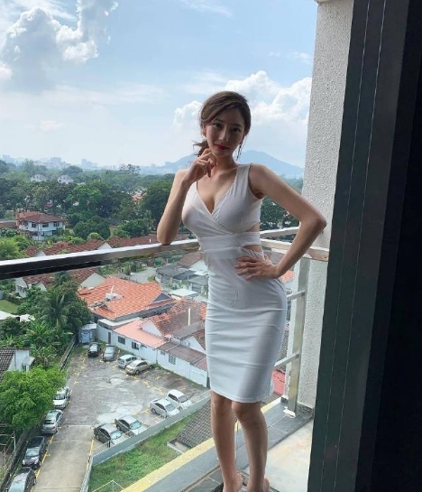 美女@很懂得自己风格的美女,这白色紧身裙搭透明高跟鞋真好看