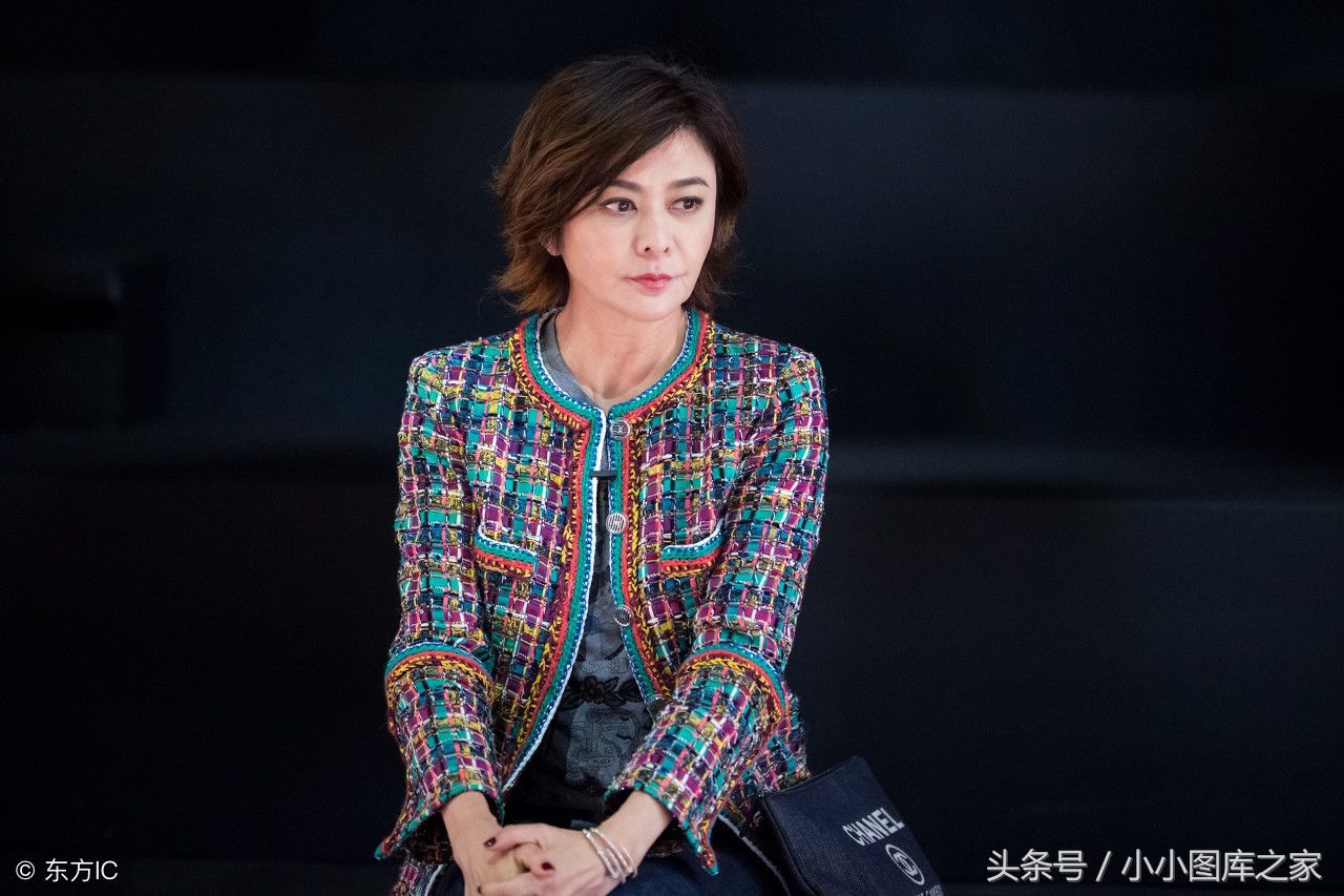 63岁赵雅芝美得忘了年龄，靓丽印花裙穿出少女感，冻龄就服你!