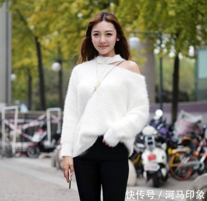  不失：街拍：小姐姐时髦的白色上衣搭配打底裤,款式好看也不失大方！