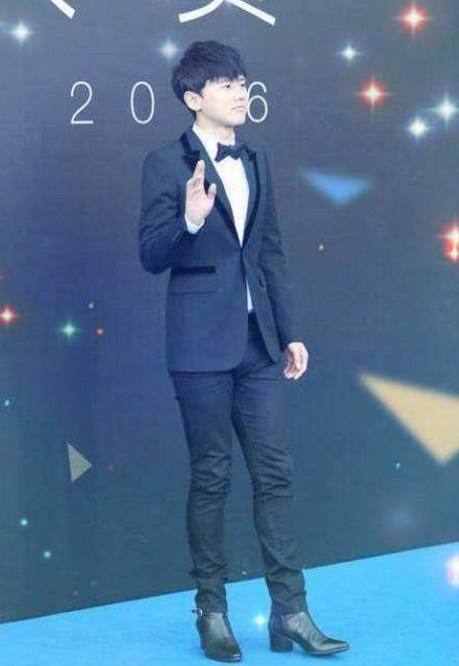 陈坤穿黑色高跟鞋出席活动,这鞋跟至少有5厘米高