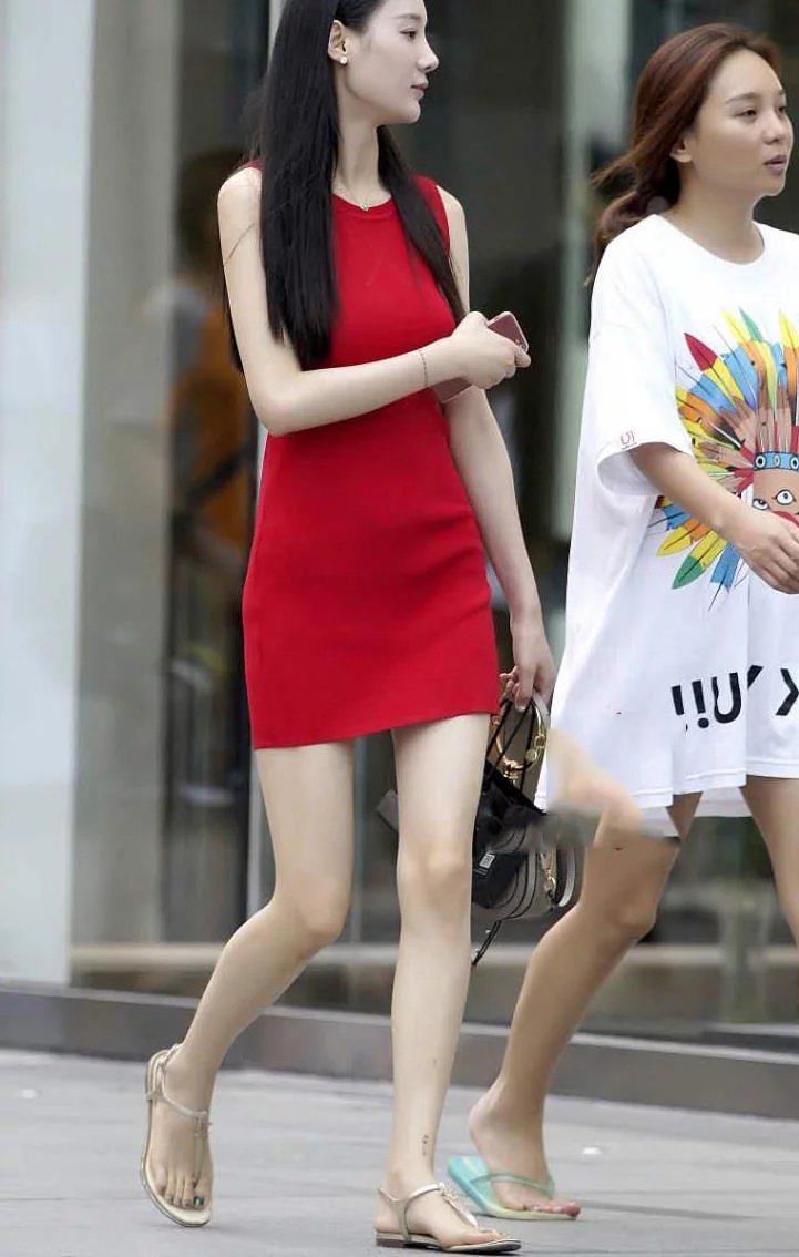 丰满小姐姐紧身裙显凹凸线条，很有看点