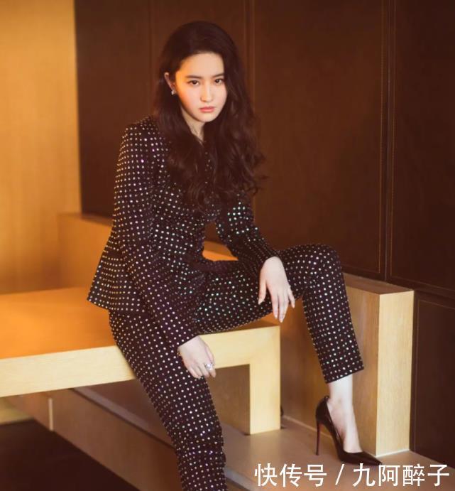 #巨巨#阔腿裤可以放一放了,这四种裤子巨巨巨显瘦