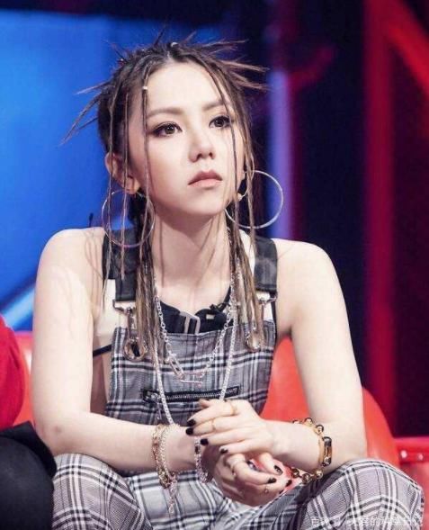  「哪吒头」发型师透露：女生常留“这4种”发型，发际线容易后移，赶紧换吧