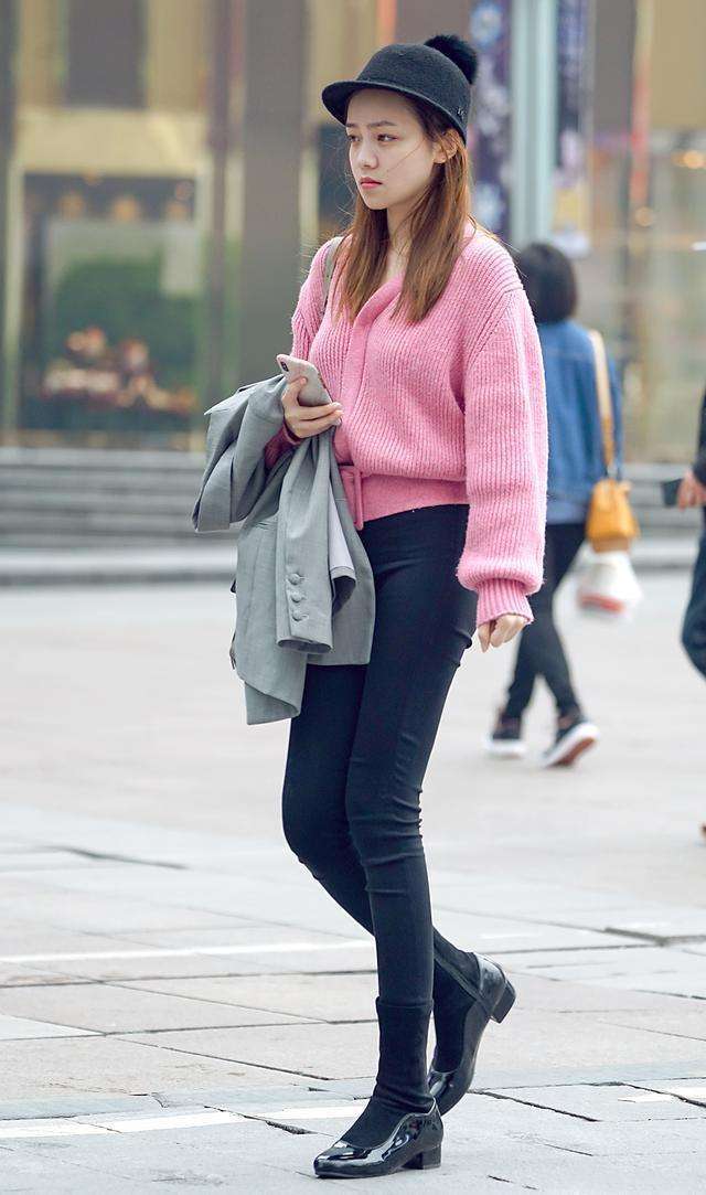 街拍：超级好看的小姐姐，紧身T恤配黑色纱裙时尚又迷人