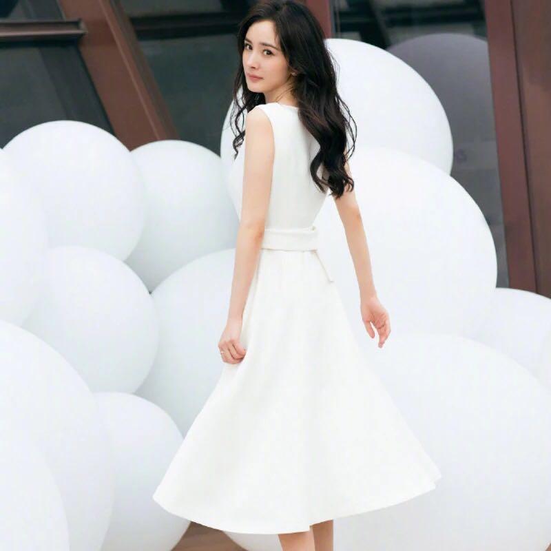 杨幂真大胆, 蕾丝裙都快撑破了, 网友: 真的是越来越迷人