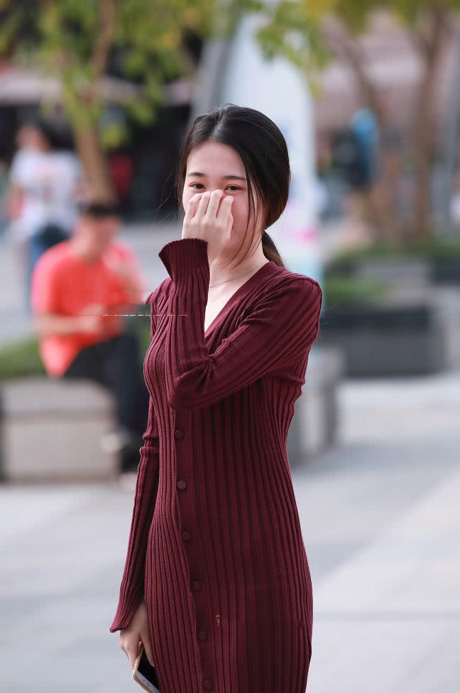 气质小姐姐贴身连衣长裙穿出朦胧曲线，青涩的笑容很迷人