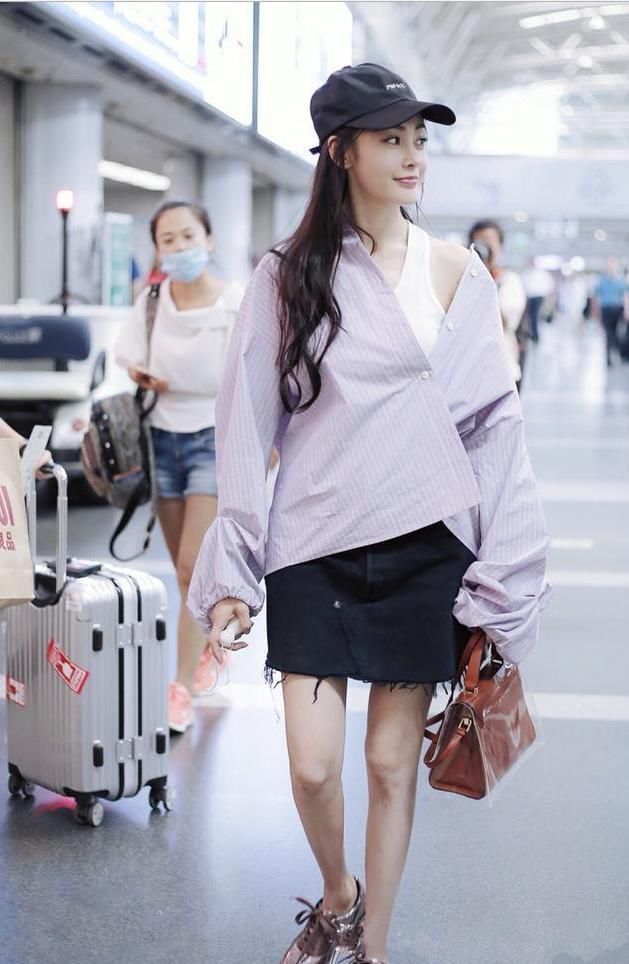 张天爱是真胖假胖？上衣系个扣子不美就算了，反倒显臃肿了不少！