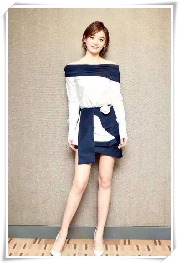 袁姗姗这是啥操作?穿短裤还套个超短皮裙，网友:不捂得慌吗?