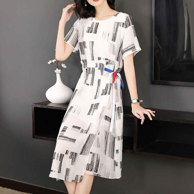 70后女人，美的令人惊艳，只因穿这”欧货裙”，显肤白显美嫩