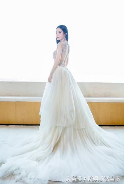 李小璐简直了，一身长裙高V开到肚脐，网友:身材没料好尴尬