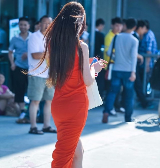 街拍像风一样的高开叉红裙美女，气质优雅迷人，白皙的美腿忽隐忽