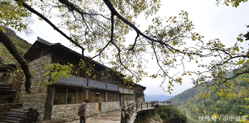 建在500米绝壁上的村子，上百年来悬空不倒，专家都感叹建筑技巧