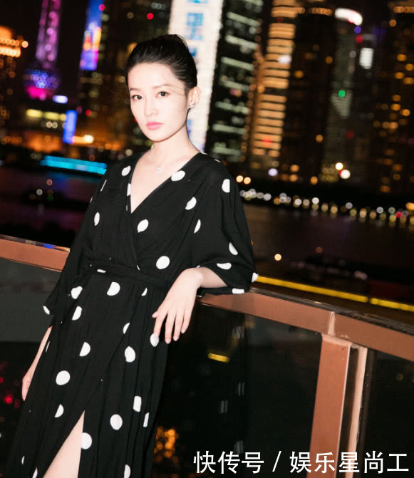 李沁穿的鞋子太小了？脚后跟都快踩到地上了，为啥不换双鞋！