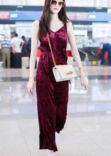 何穗深V连体裤现身, 白到发光, 网友: 上厕所怎么办?