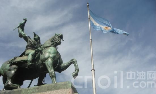 货币贬值50%，紧急加息至60%也没用！阿根廷只好出此下策……