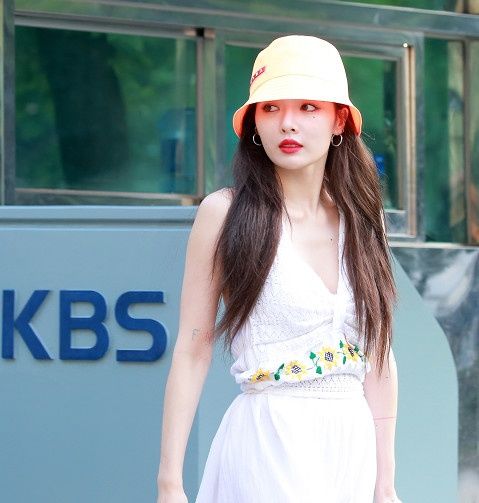 小野马金泫雅才是热裤第一人，粉装亮片裤各种现身，骨头都美酥了