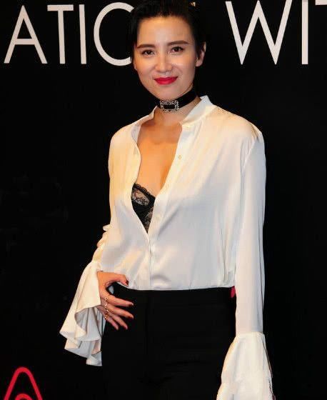 宋佳你肤色都这么白了，以后就别再穿白裙子，晃眼睛！