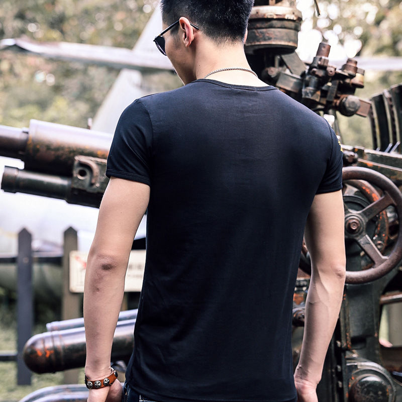 八一建军节将至!退伍老兵纷纷换上改良式“军装”，照样英挺峻拔